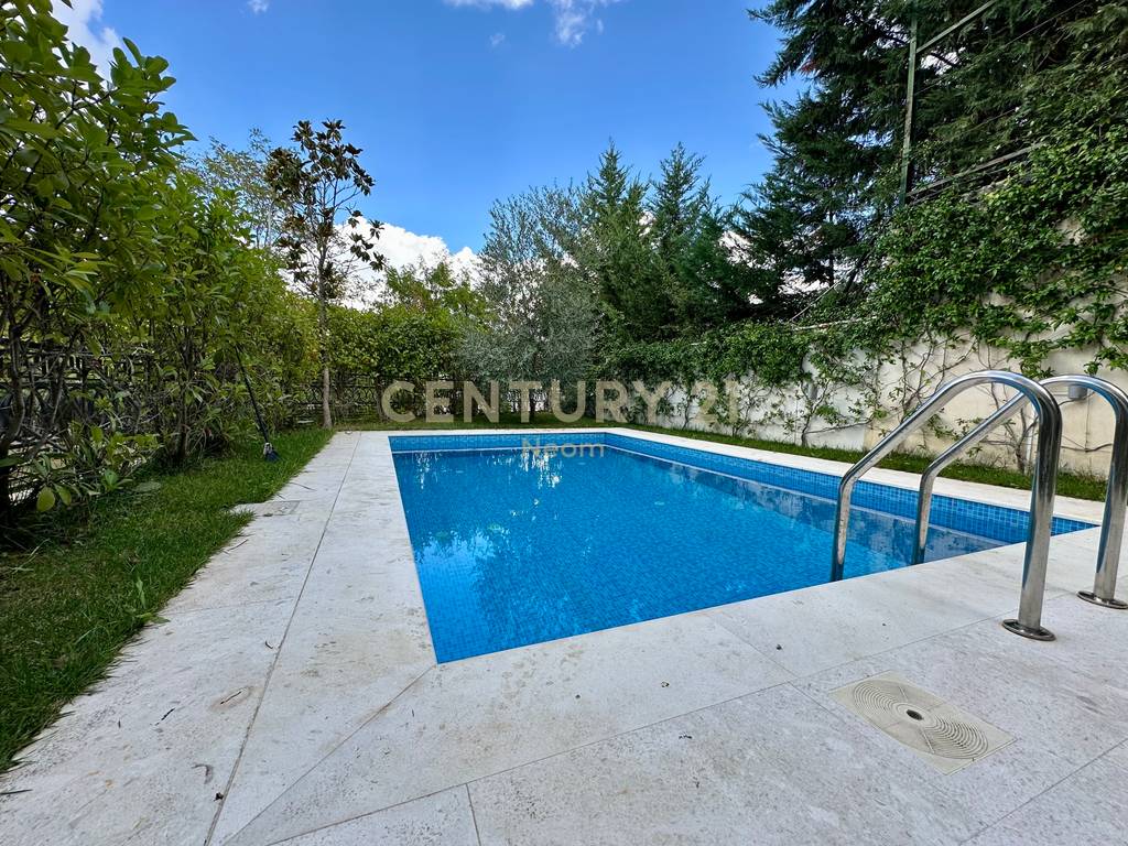 QIRA, MODERN VILLA WITH POOL, AKACIA HILLS!