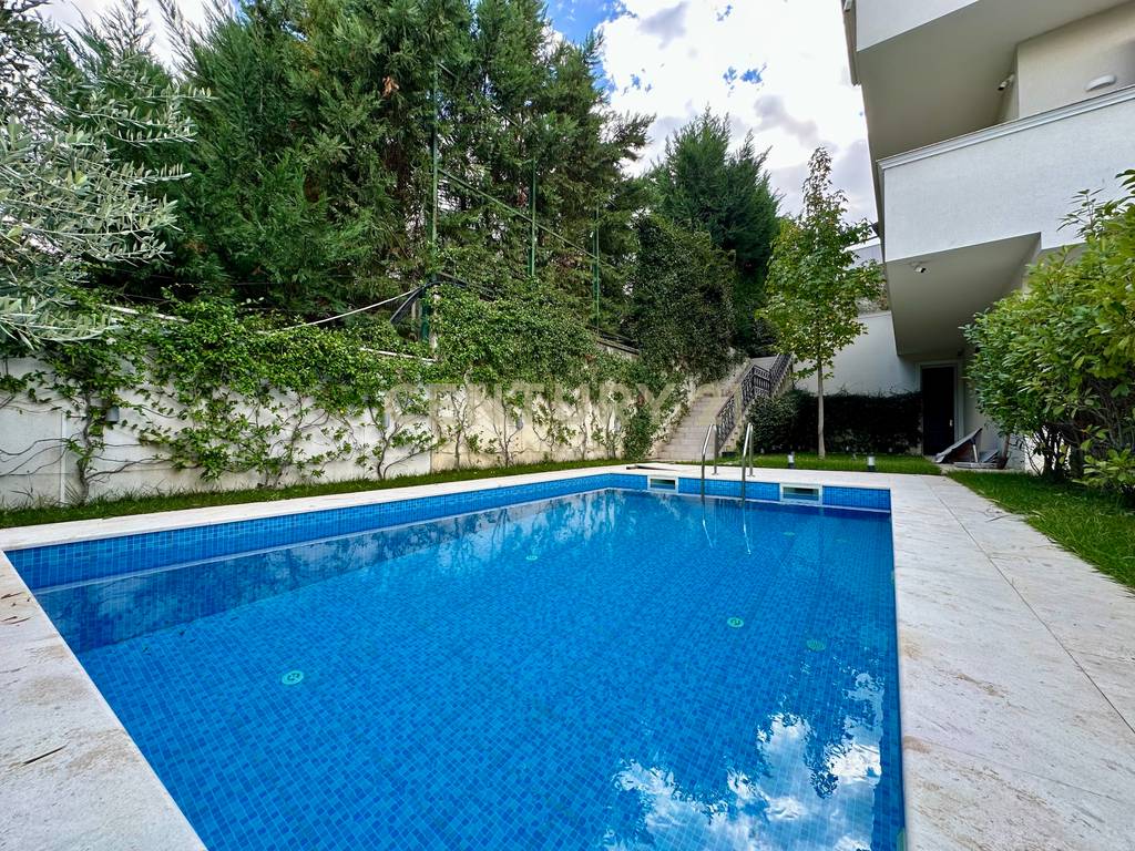 QIRA, MODERN VILLA WITH POOL, AKACIA HILLS!