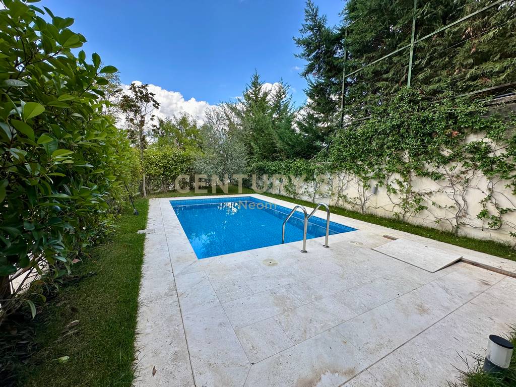 QIRA, MODERN VILLA WITH POOL, AKACIA HILLS!