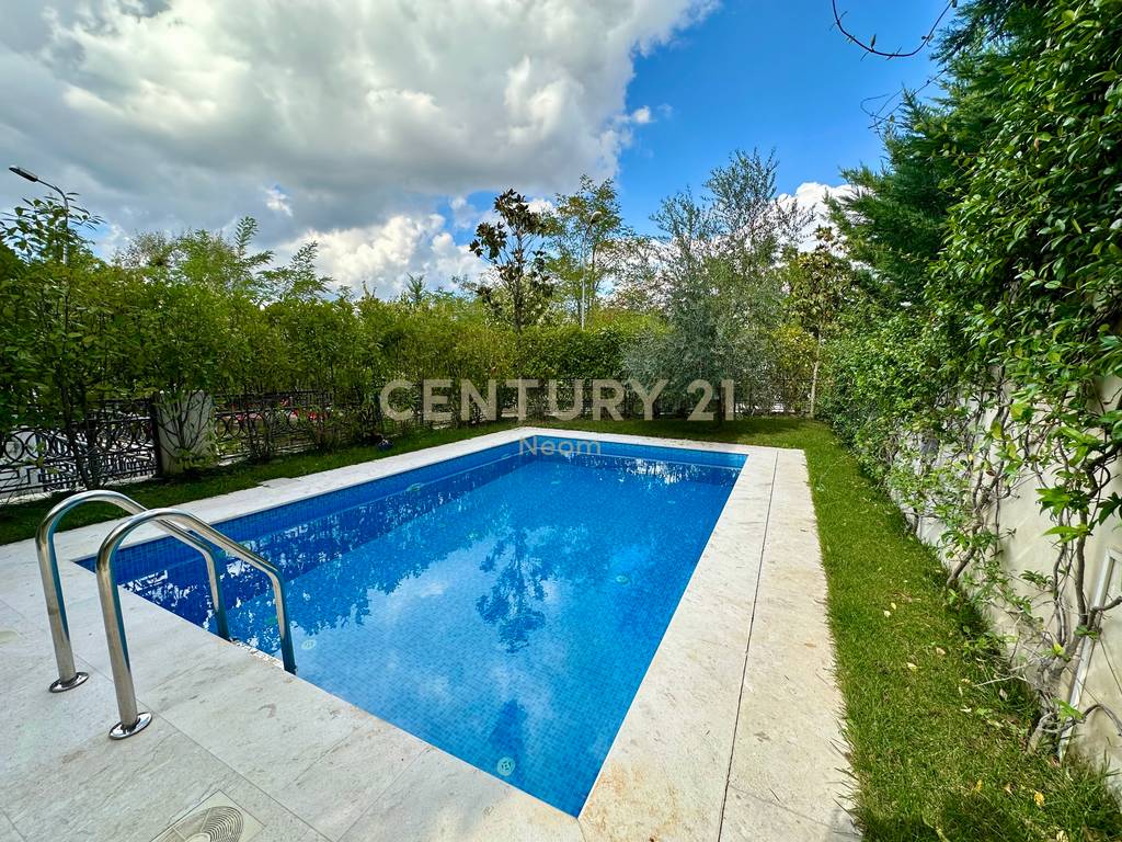QIRA, MODERN VILLA WITH POOL, AKACIA HILLS!