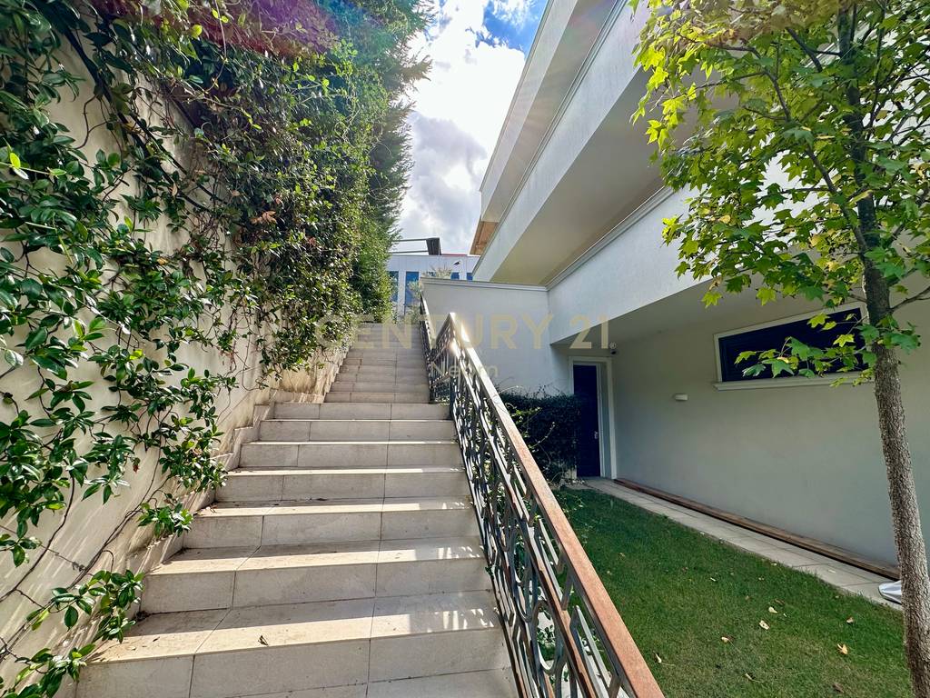 QIRA, MODERN VILLA WITH POOL, AKACIA HILLS!