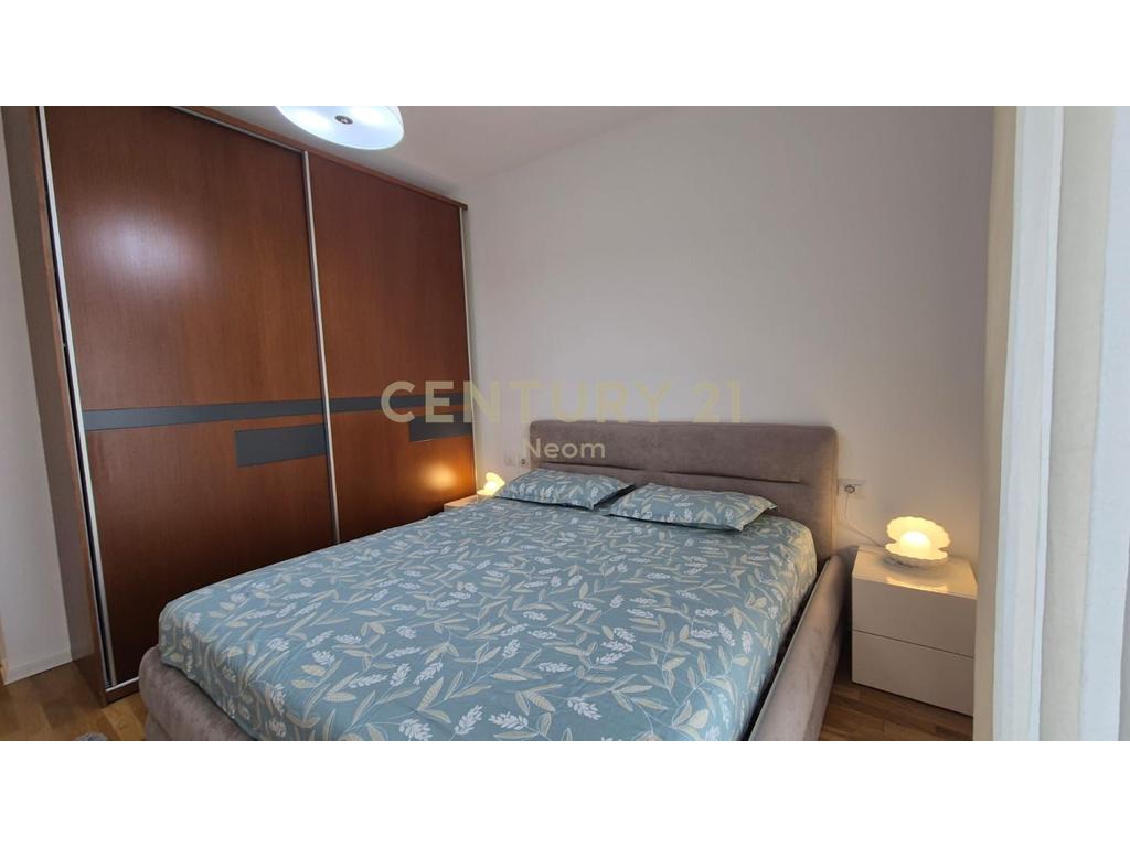 Jepet me qira apartament 2+1+2, me ballkon dhe pamje fantastike nga Liqeni dhe Kopshti Botanik