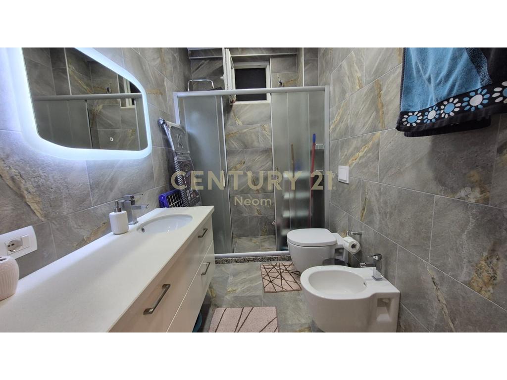 Jepet me qira apartament 2+1+2, me ballkon dhe pamje fantastike nga Liqeni dhe Kopshti Botanik