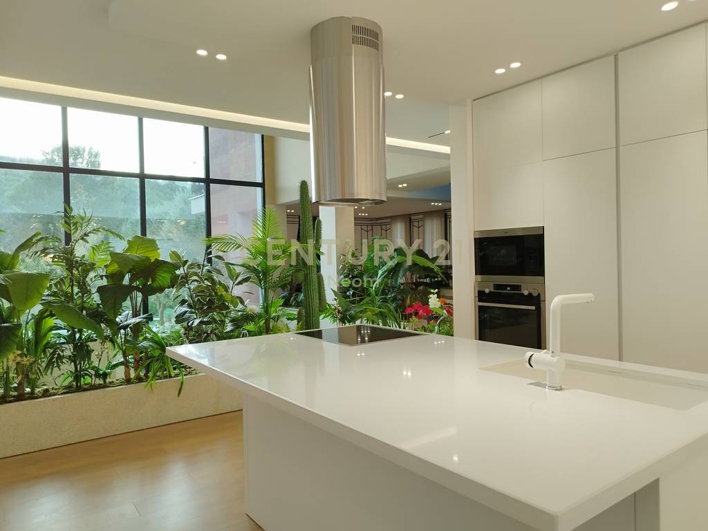 UNIQUE VILLA FOR SALE IN PETRELË