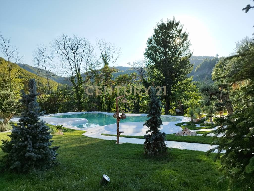 UNIQUE VILLA FOR SALE IN PETRELË