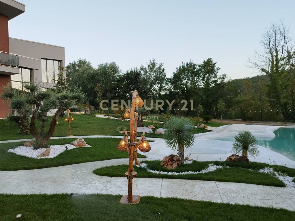 UNIQUE VILLA FOR SALE IN PETRELË