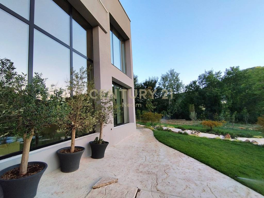 UNIQUE VILLA FOR SALE IN PETRELË