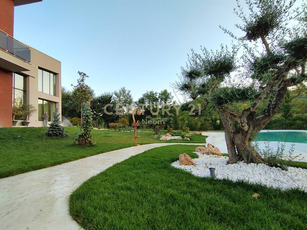 UNIQUE VILLA FOR SALE IN PETRELË