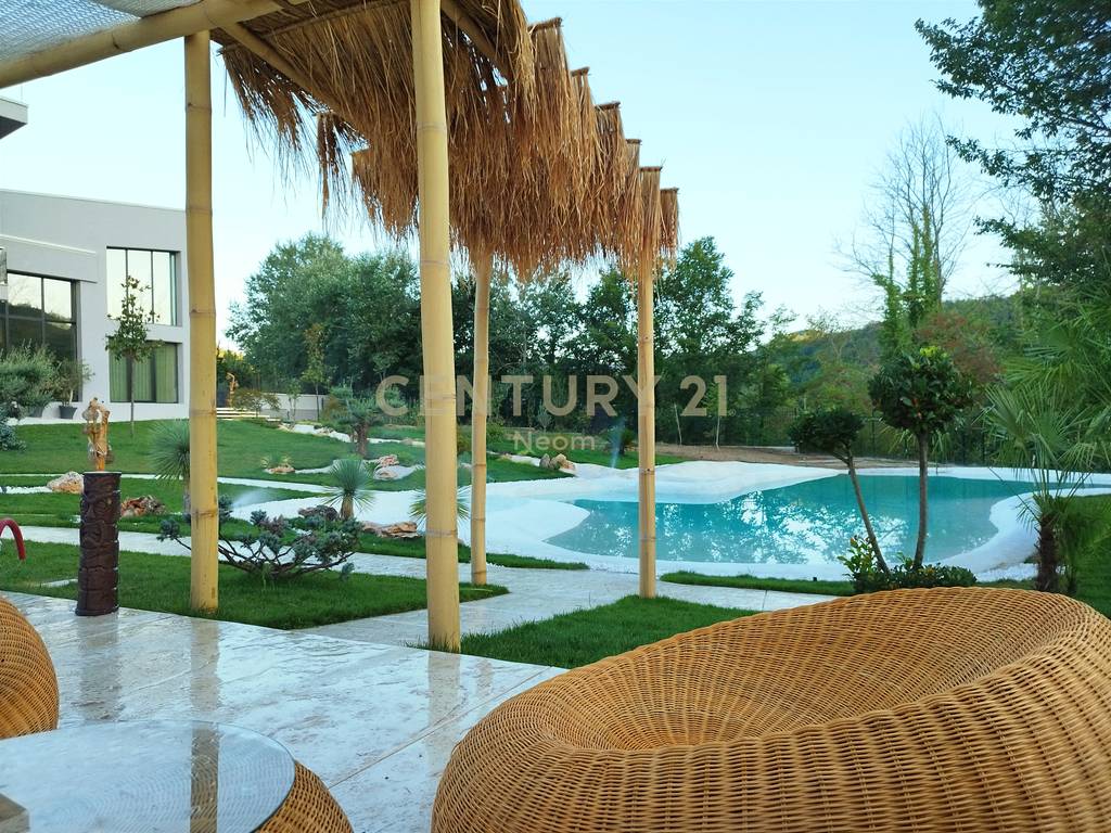 UNIQUE VILLA FOR SALE IN PETRELË