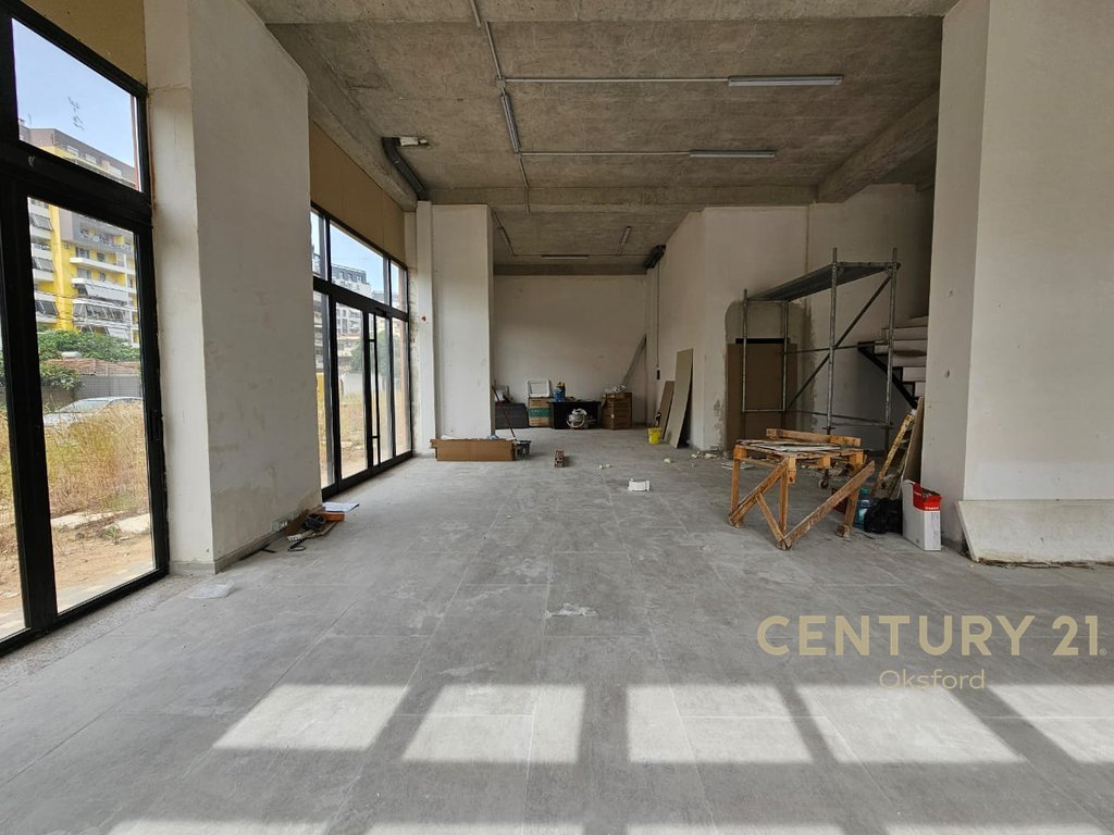COMMERCIAL UNIT FOR RENT WITH CORNER FACADE, NEAR THE FORMER AIRPORT FIELD