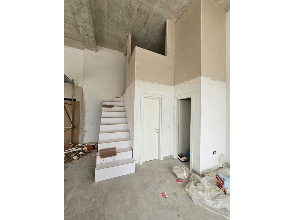 COMMERCIAL UNIT FOR RENT WITH CORNER FACADE, NEAR THE FORMER AIRPORT FIELD