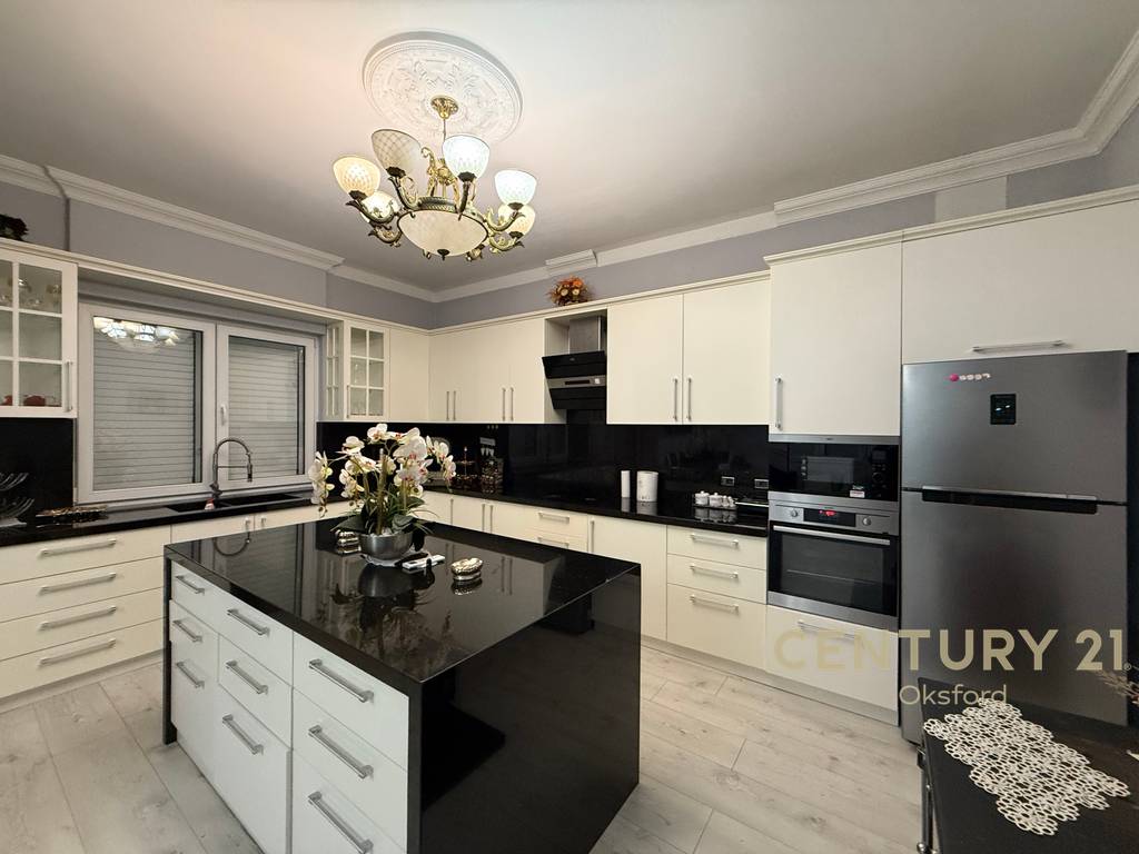 Vilë trekatëshe për qira në Mjull-Bathore – oborr privat & parkim!