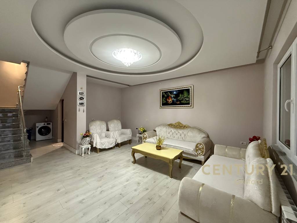 Vilë trekatëshe për qira në Mjull-Bathore – oborr privat & parkim!