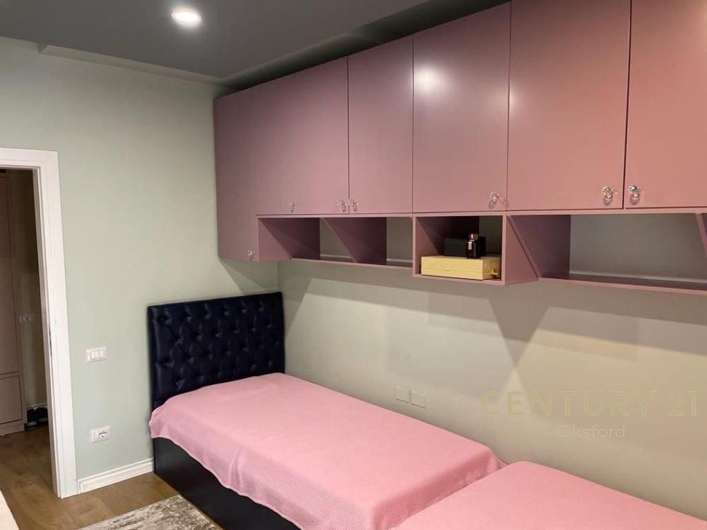 FOR RENT 2+1 APARTMENT + PARKING SPOT NEAR "PAZARI I RI"!