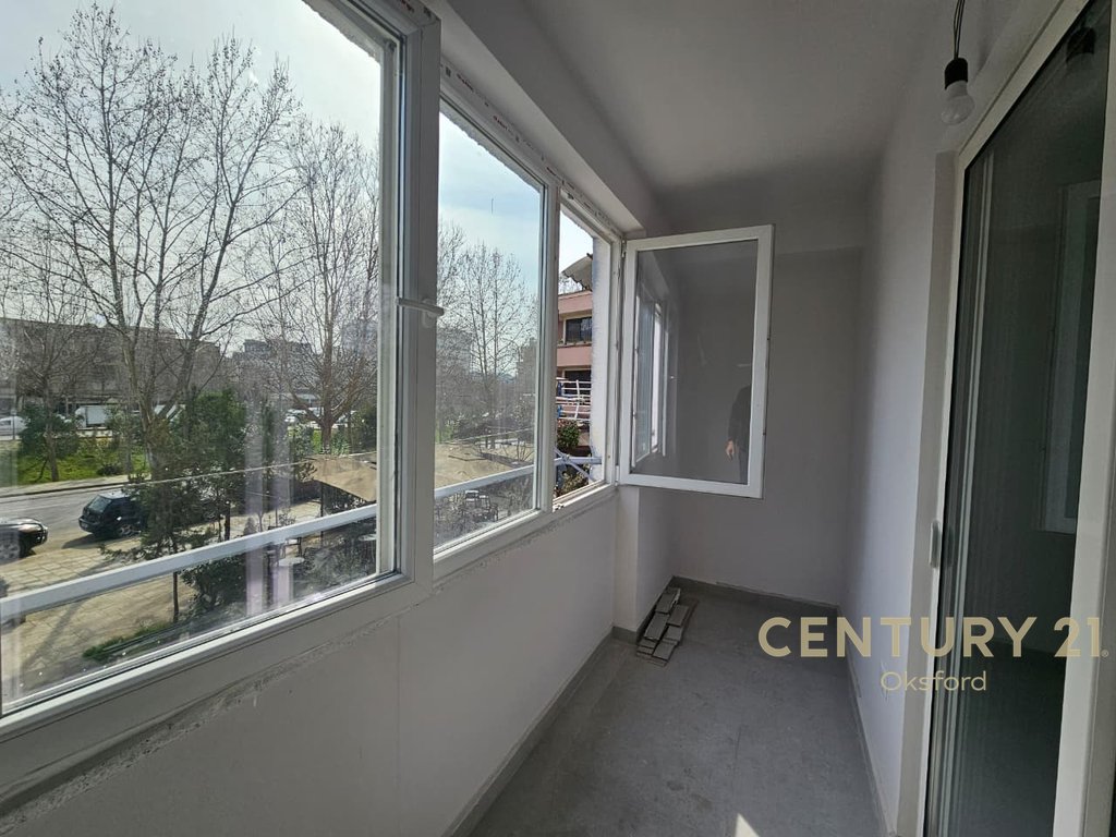 Service Unit for Rent opposite the Maternity Hospital of R with a View of the Main Road!