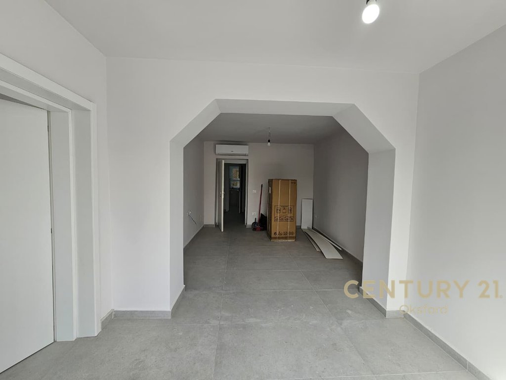 Service Unit for Rent opposite the Maternity Hospital of R with a View of the Main Road!