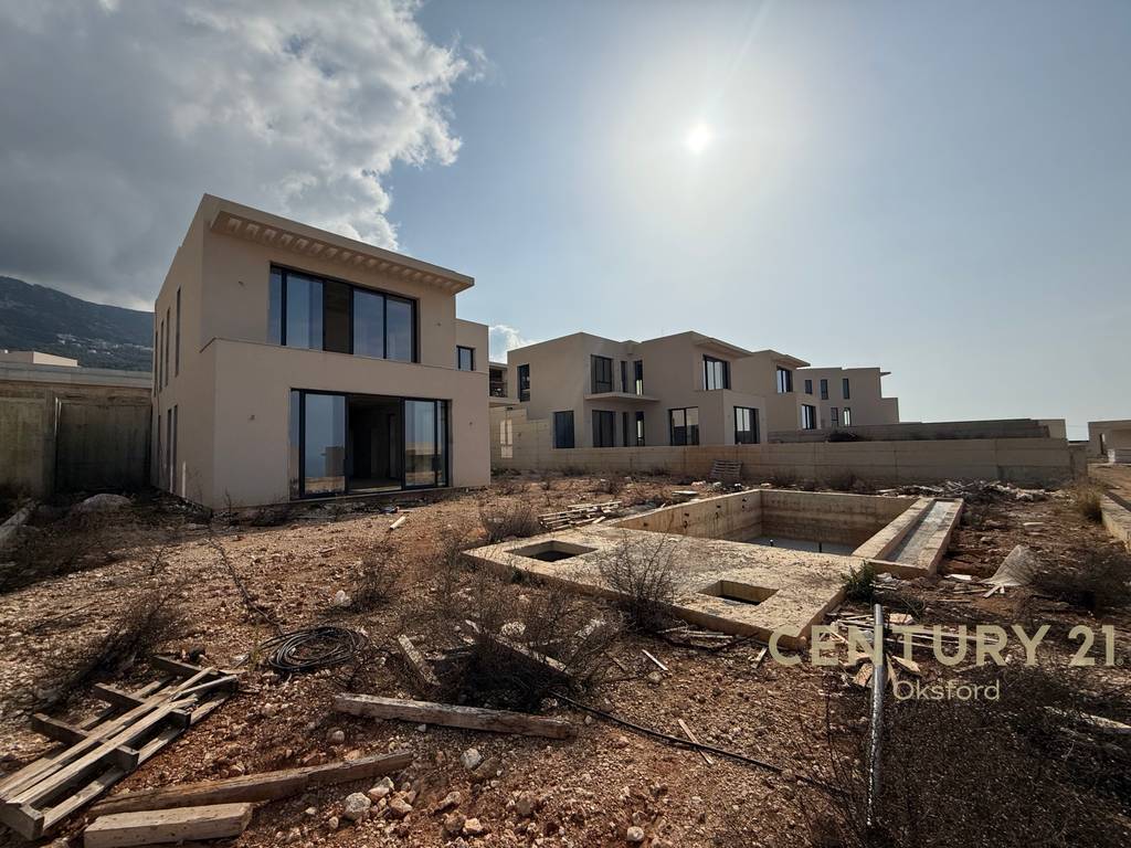 Individual villa with pool, in the "San Nicolas" residence in Palasë!
