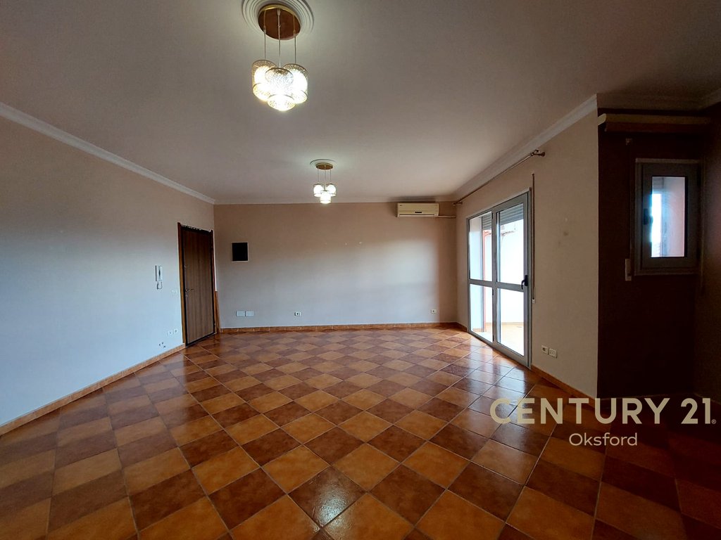 SHITET APARTAMENT 2+1 NE VLORE PRANE BIBLIOTEKES