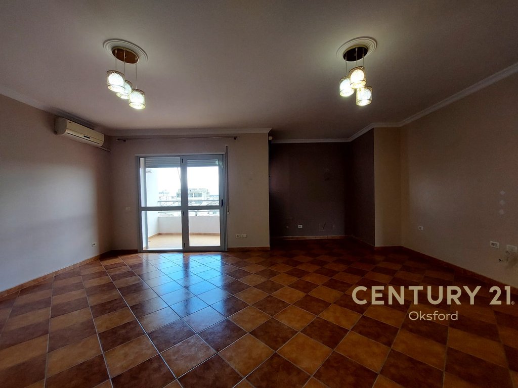 SHITET APARTAMENT 2+1 NE VLORE PRANE BIBLIOTEKES