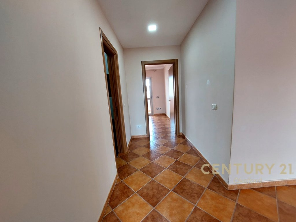 SHITET APARTAMENT 2+1 NE VLORE PRANE BIBLIOTEKES