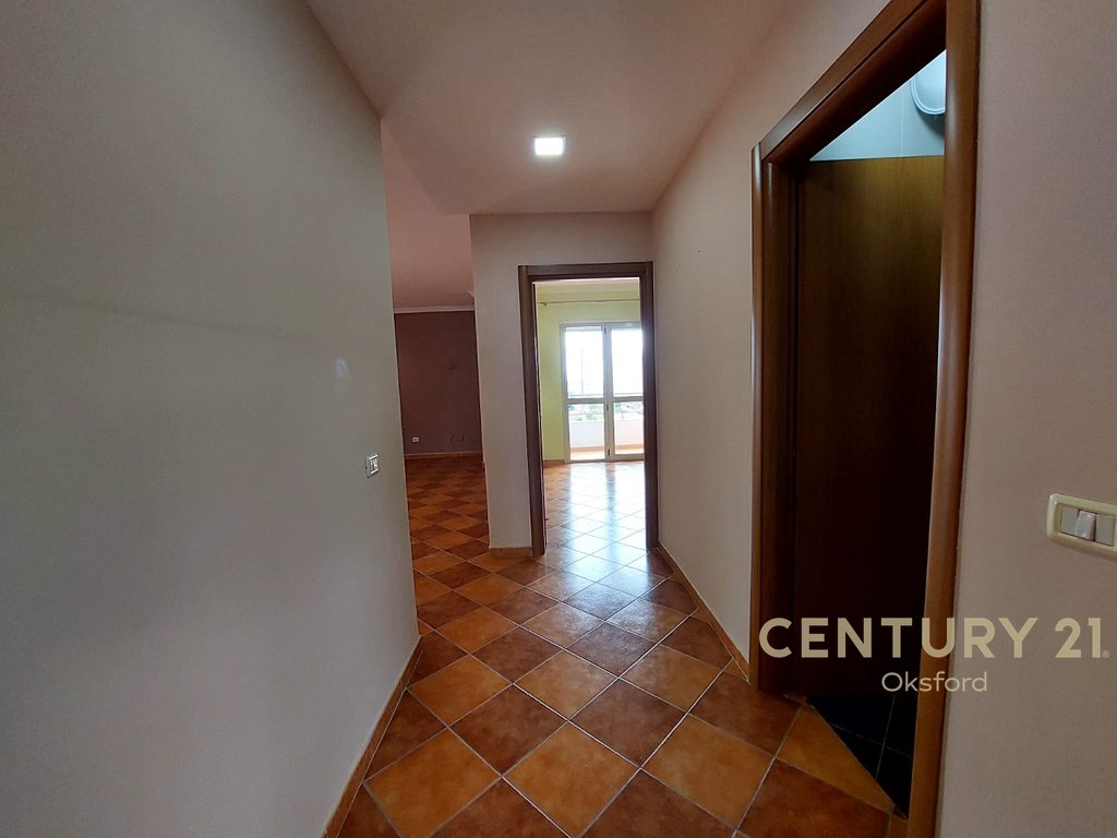SHITET APARTAMENT 2+1 NE VLORE PRANE BIBLIOTEKES