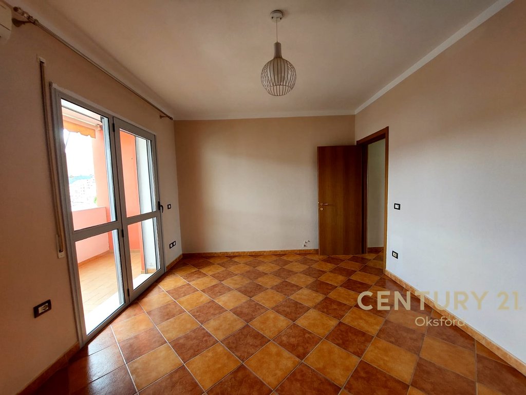 SHITET APARTAMENT 2+1 NE VLORE PRANE BIBLIOTEKES