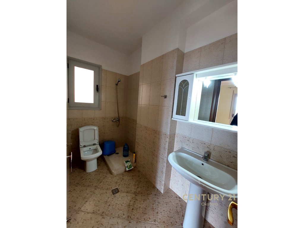 SHITET APARTAMENT 2+1 NE VLORE PRANE BIBLIOTEKES