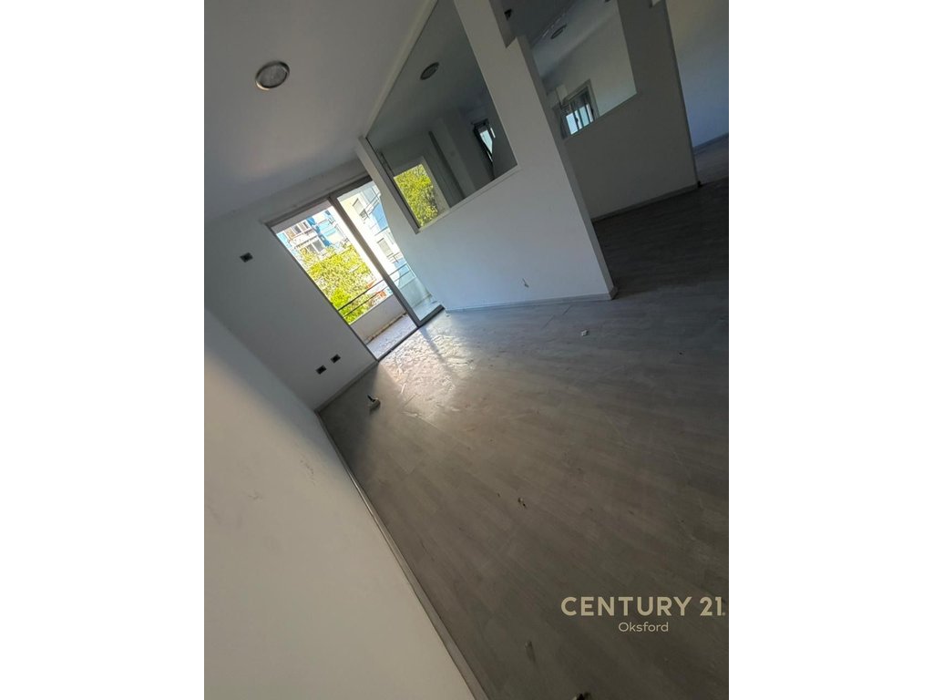 Shesim apartament 4+1+2+ballkon tek Rrethi ,tek Terminali i Autobuzave Kashar!
