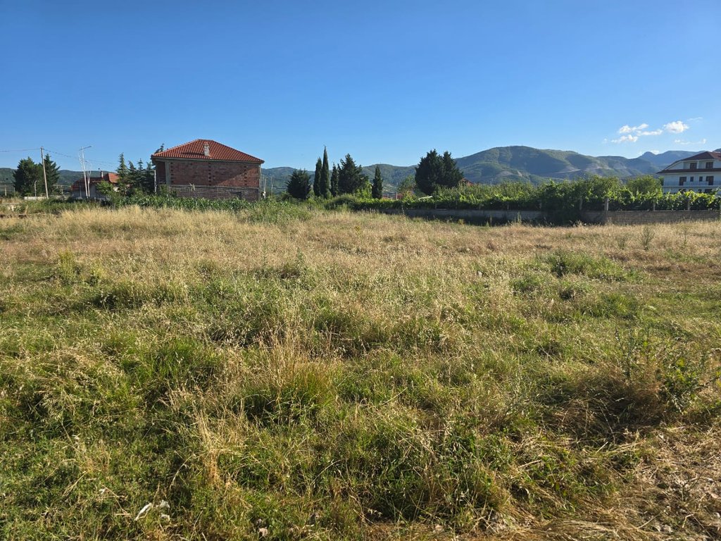 LAND FOR SALE 968 m2, 150 METERS DISTANCE FROM THE LAKE !!