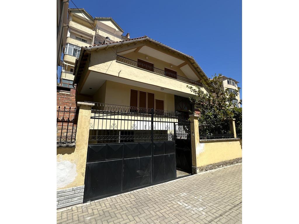 2-STORY VILLA FOR SALE IN POGRADEC – 7 ROOMS, GARAGE, 2 MINUTES FROM THE LAKE!!!