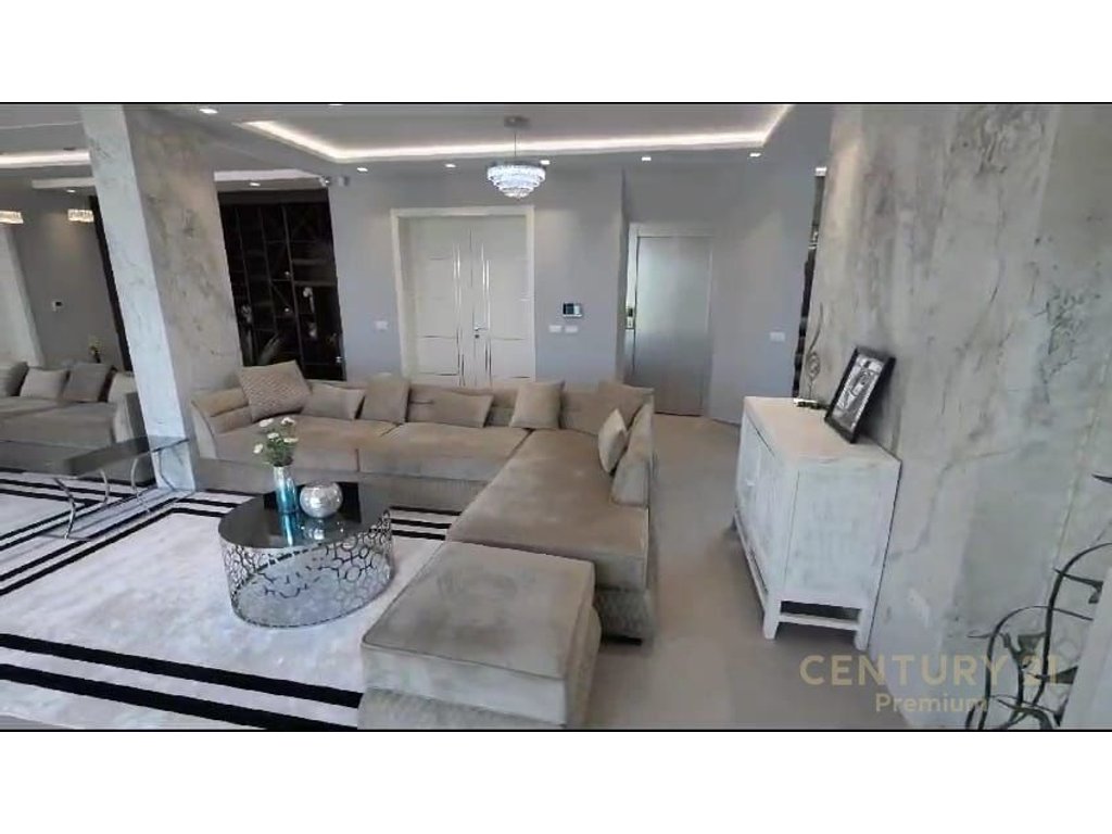 Luxurious 3-floors villa, Paskuqan Lake!!