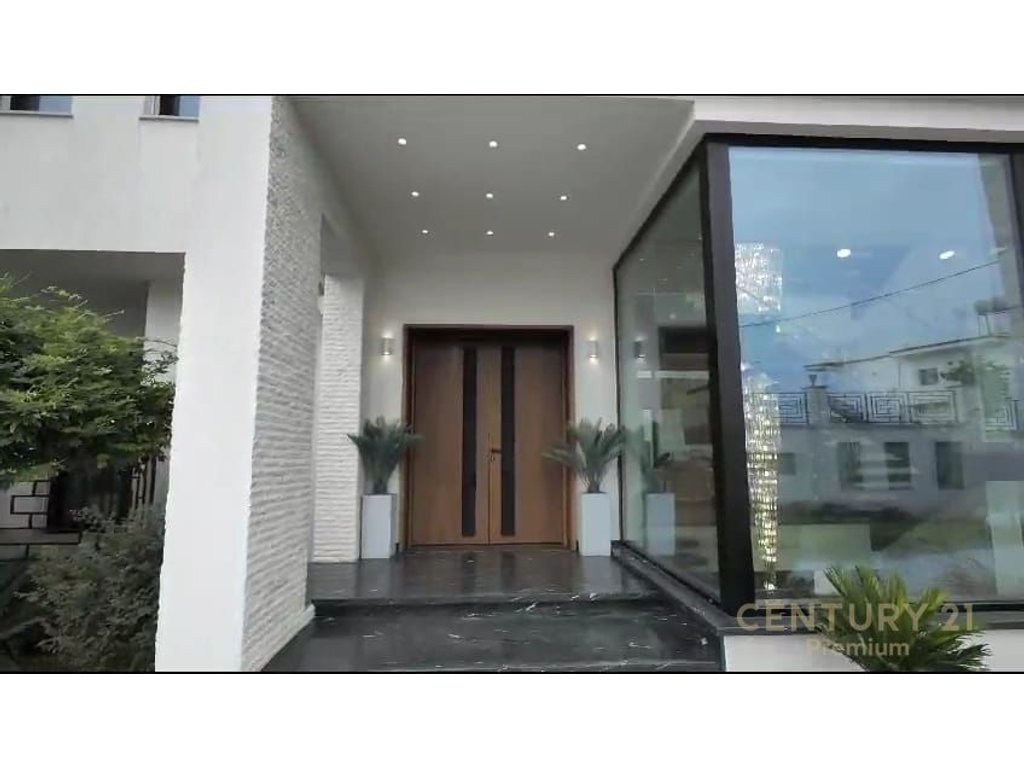 Luxurious 3-floors villa, Paskuqan Lake!!