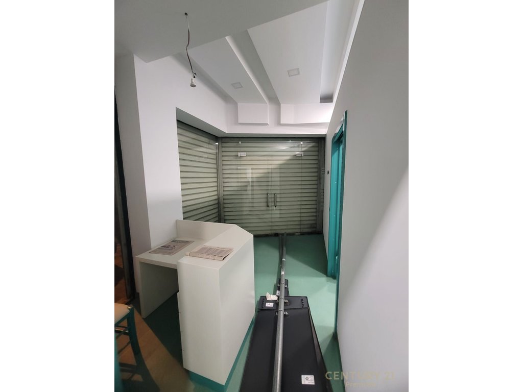 COMMERCIAL SPACE FOR SALE – PETRONINI LUARASI STREET!