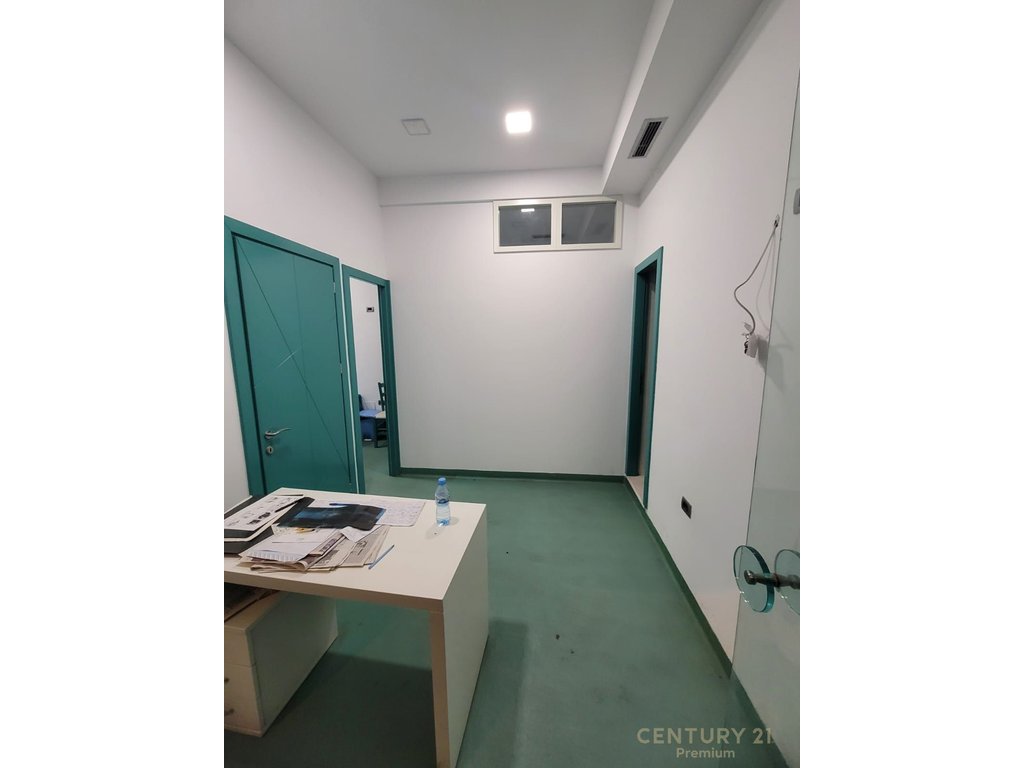 COMMERCIAL SPACE FOR SALE – PETRONINI LUARASI STREET!