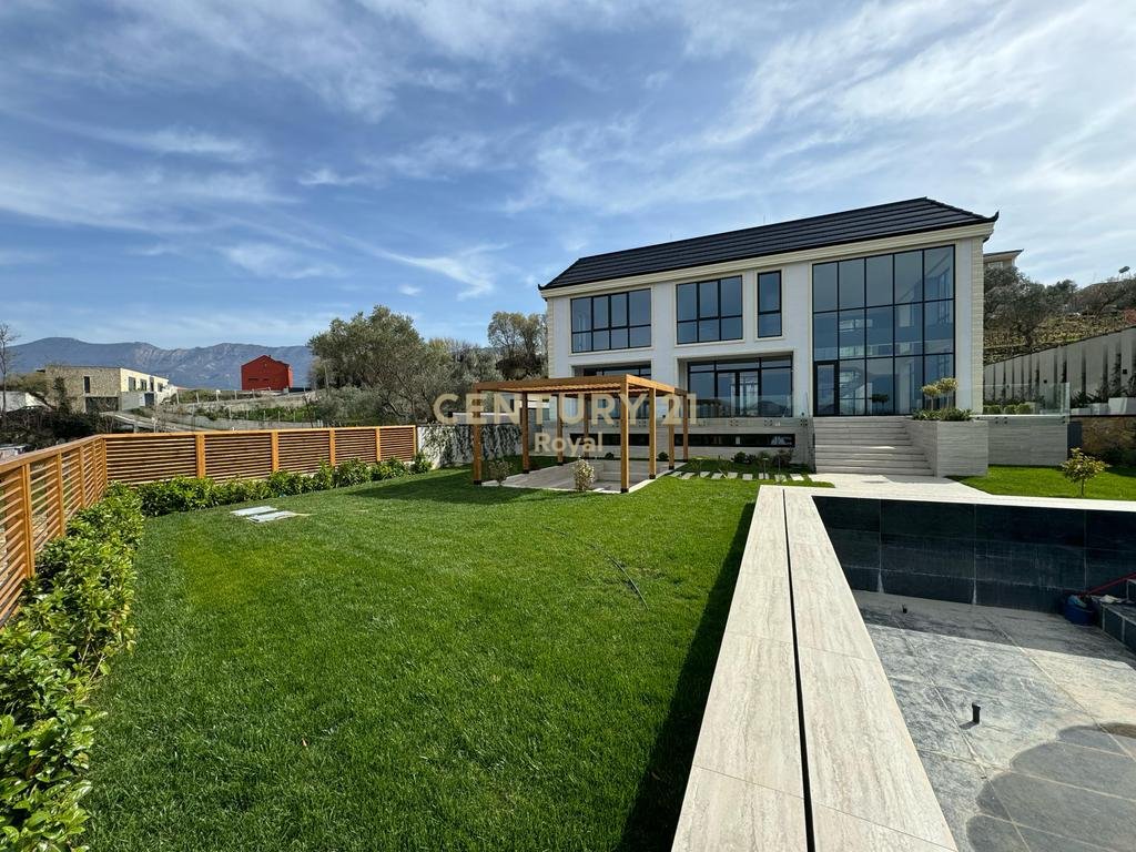 VILLA FOR SALE NEAR ROLLING HILLS
