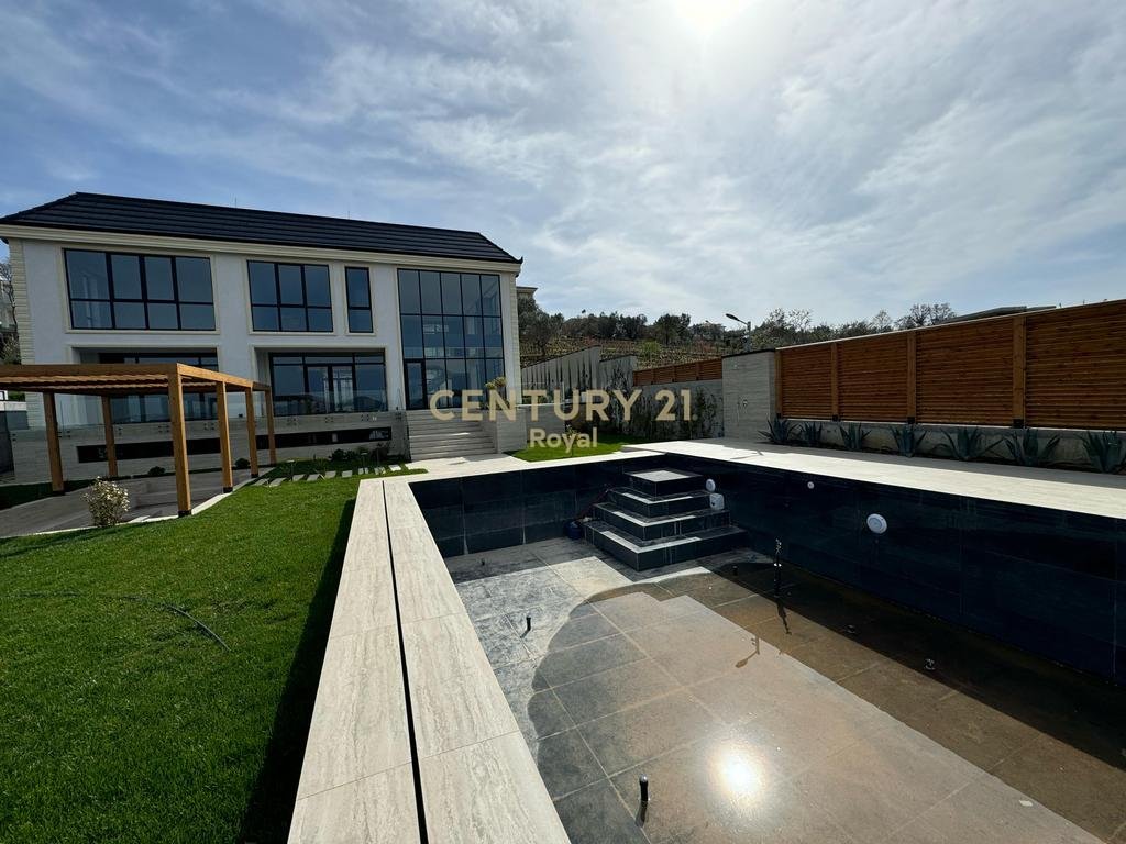 VILLA FOR SALE NEAR ROLLING HILLS