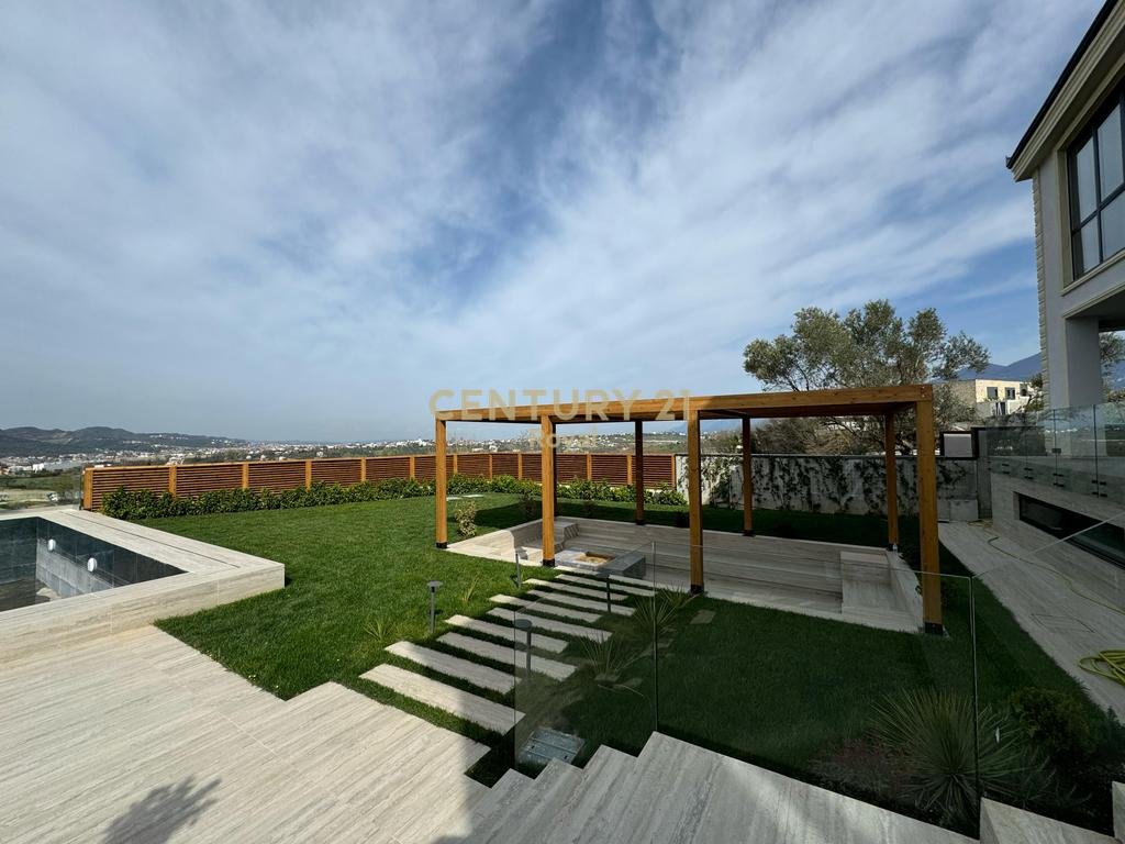 VILLA FOR SALE NEAR ROLLING HILLS