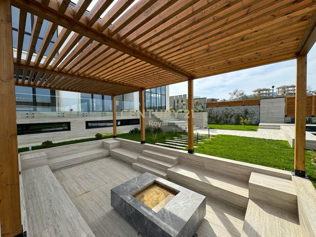 VILLA FOR SALE NEAR ROLLING HILLS