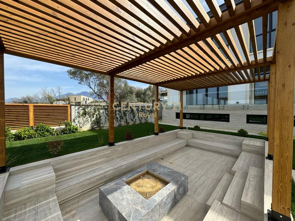 VILLA FOR SALE NEAR ROLLING HILLS
