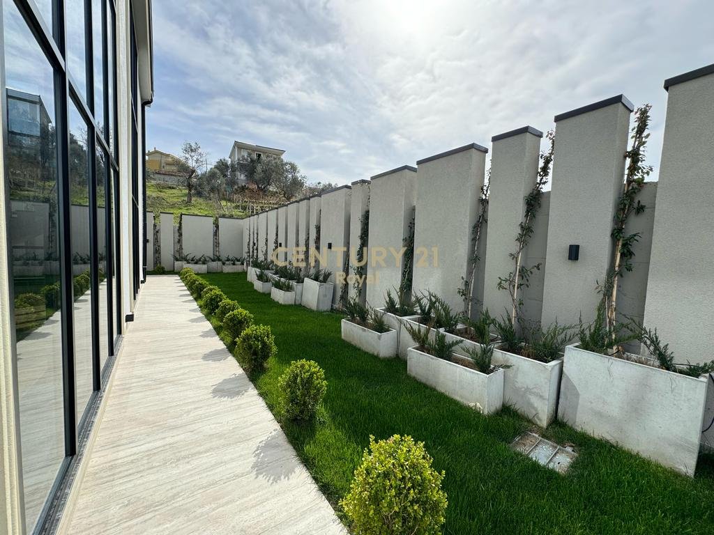 VILLA FOR SALE NEAR ROLLING HILLS