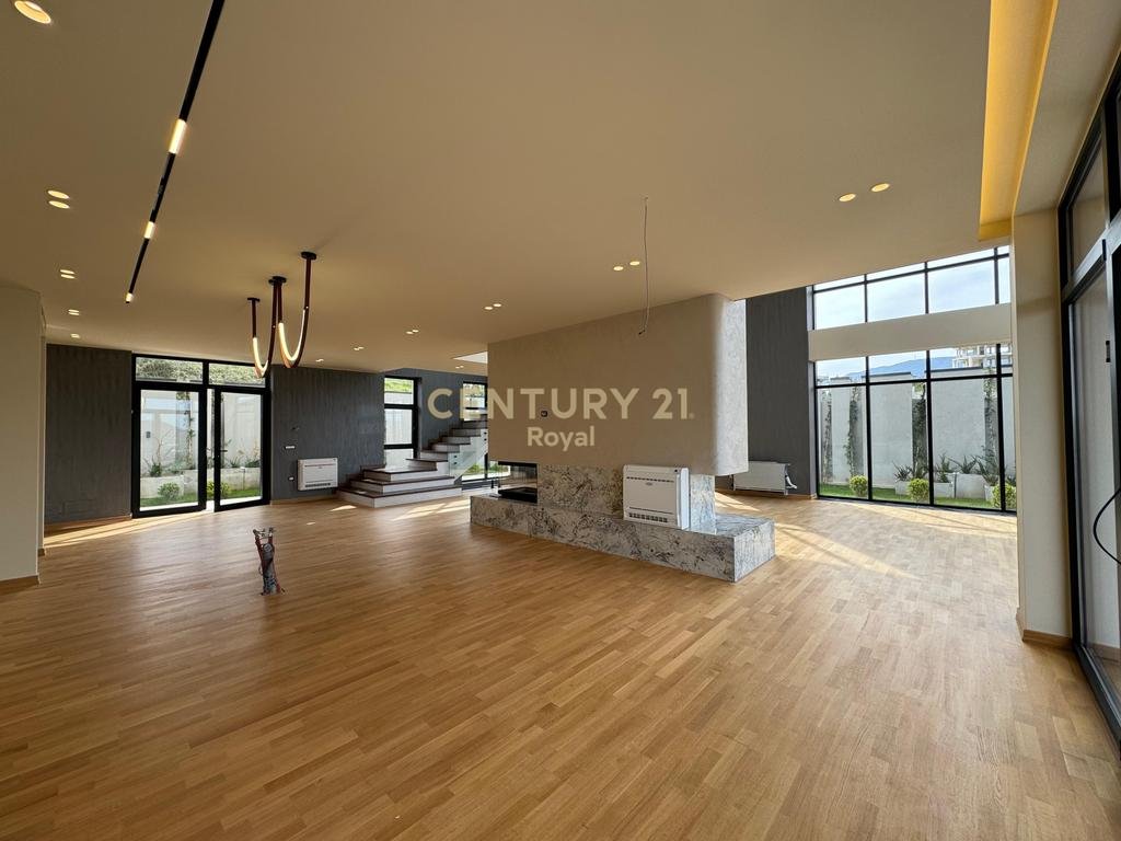 VILLA FOR SALE NEAR ROLLING HILLS