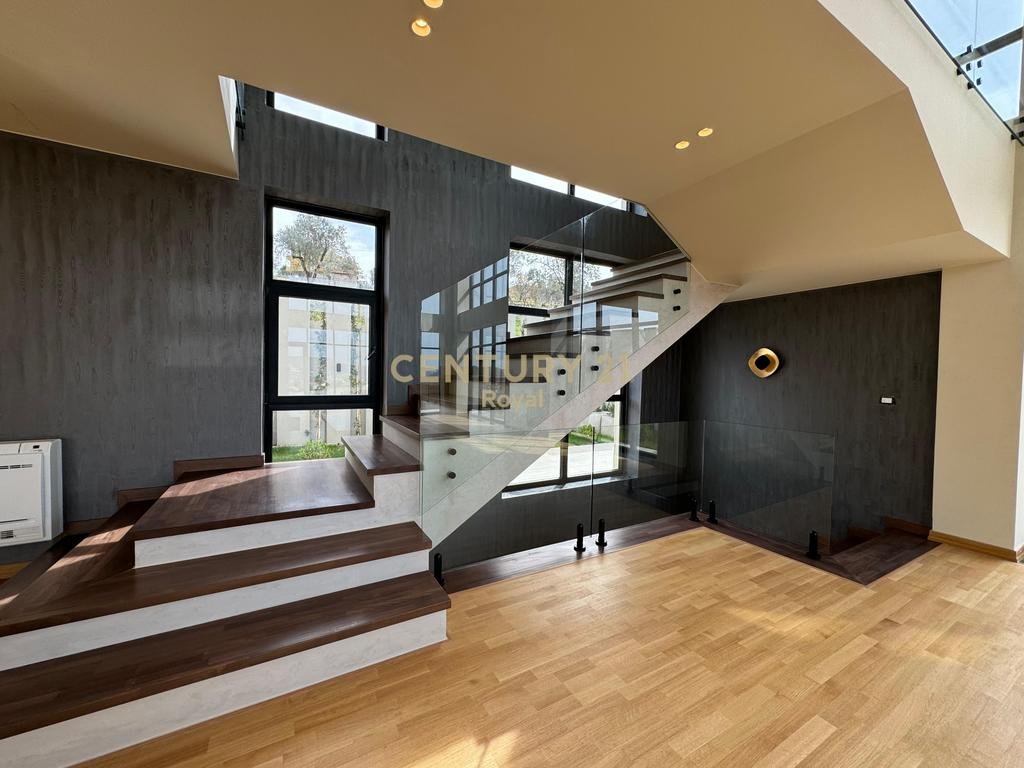 VILLA FOR SALE NEAR ROLLING HILLS