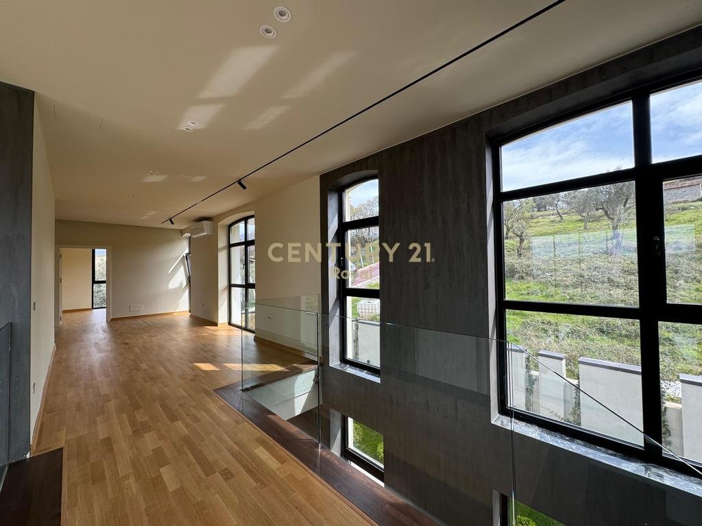 VILLA FOR SALE NEAR ROLLING HILLS