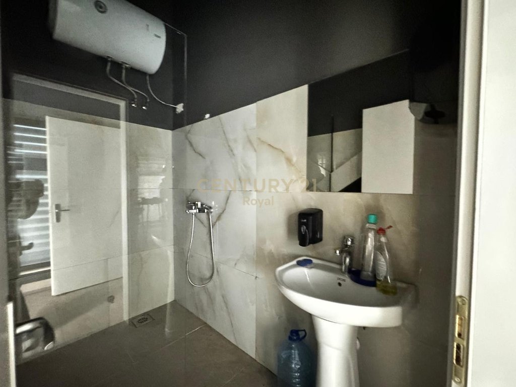 Ambient Commercial for rent on Bardhok Biba Street