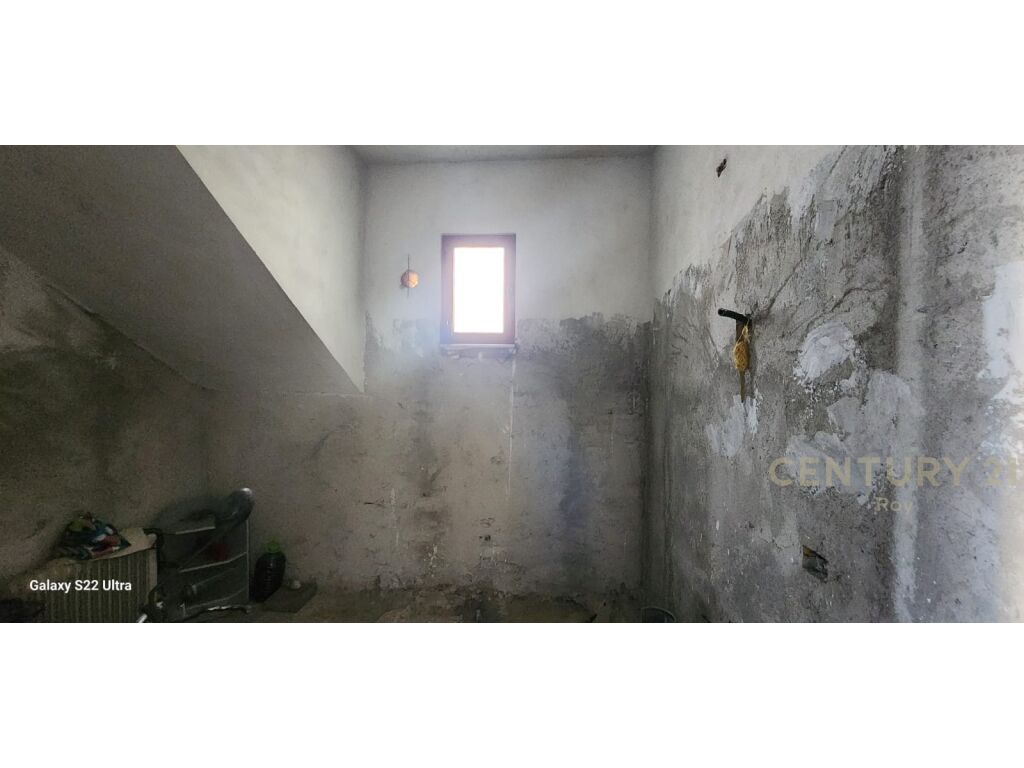 FOR SALE PRIVATE TWO-STOREY HOUSE + ATTIC, AT THE ENTRANCE TO THE CITY IN KAVAJE!!!
