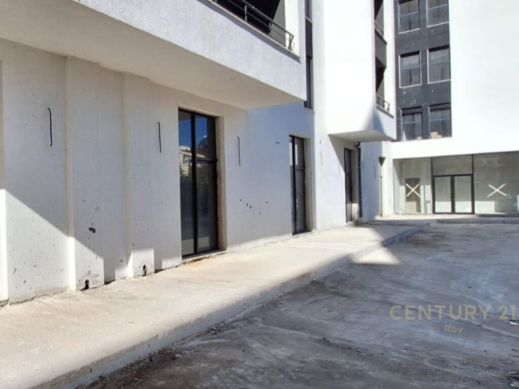 COMMERCIAL UNIT FOR SALE IN THE BEACH AREA, DURRES
