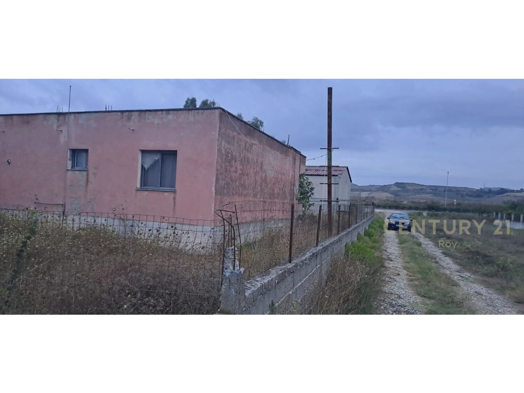 HOUSE AND LAND FOR SALE ON THE SIDE OF THE MAIN STREET!!