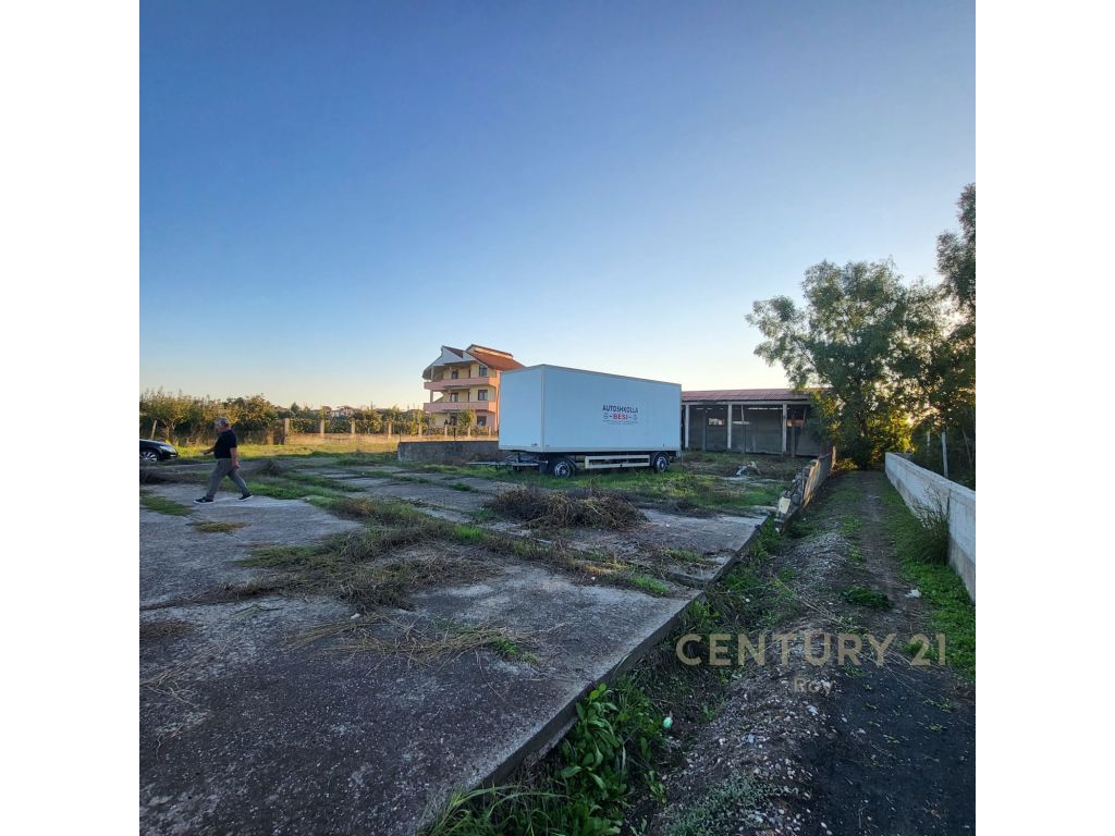 HOUSE AND LAND FOR SALE ON THE SIDE OF THE MAIN STREET!!