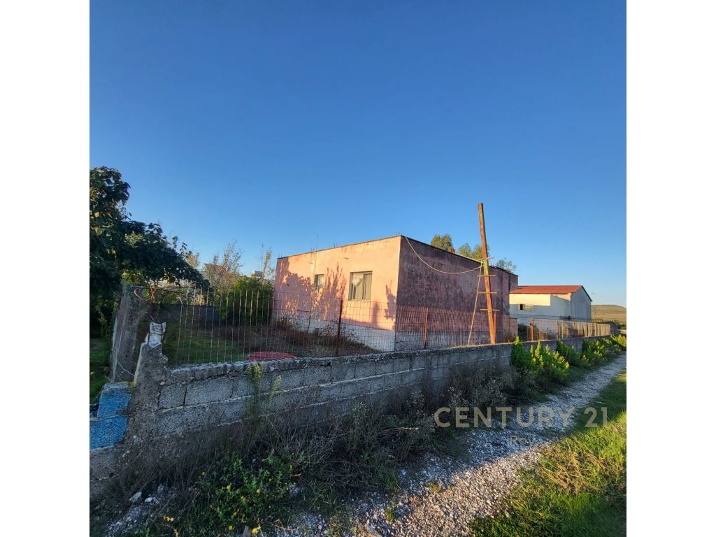HOUSE AND LAND FOR SALE ON THE SIDE OF THE MAIN STREET!!