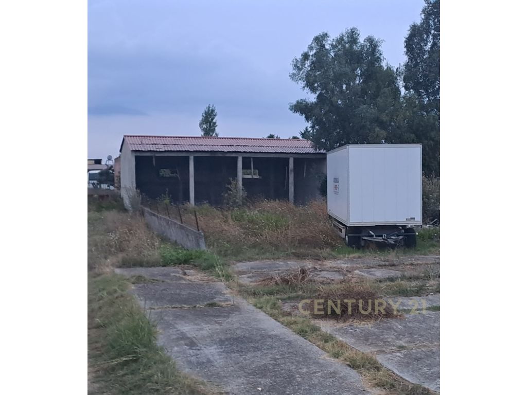 HOUSE AND LAND FOR SALE ON THE SIDE OF THE MAIN STREET!!